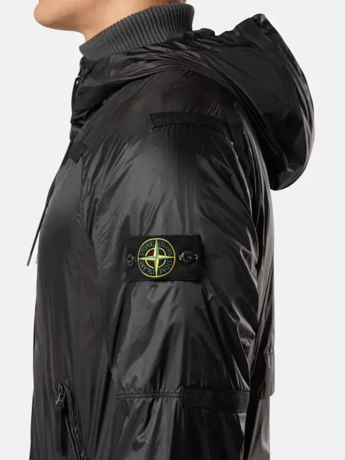 Veste légère à capuche avec détails anti-chute et réfléchissants Veste légère à capuche avec détails anti-chute et réfléchissants