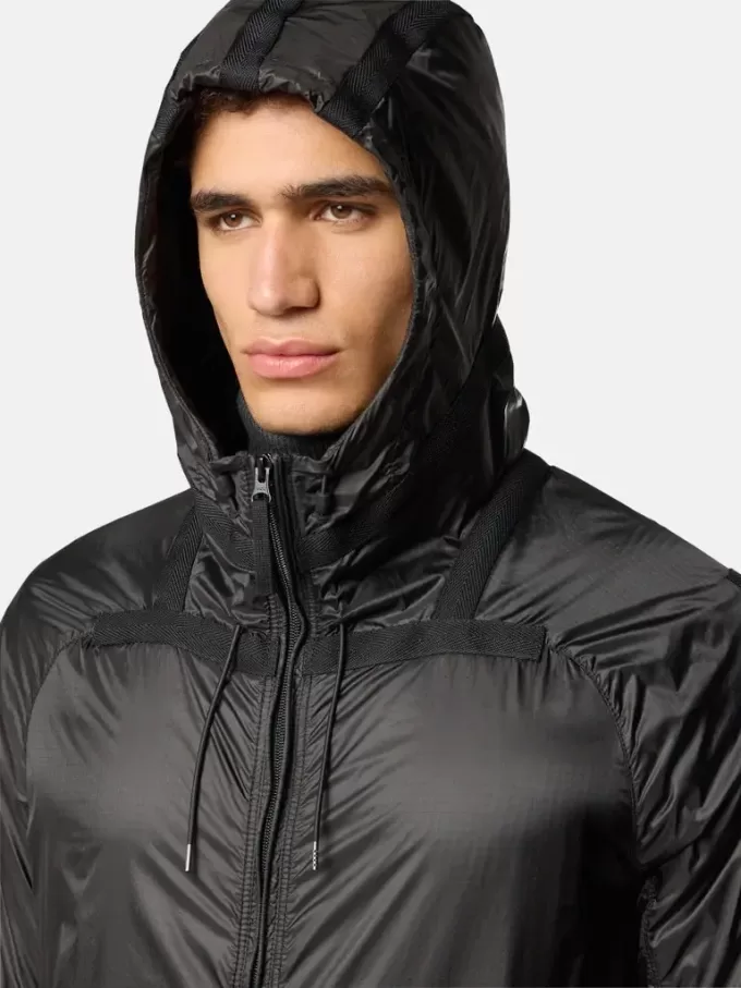 Veste légère à capuche avec détails anti-chute et réfléchissants Veste légère à capuche avec détails anti-chute et réfléchissants