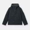 Veste matelassée à capuche avec poches anti-chute et à boutons-pression. Veste matelassée à capuche avec poches anti-chute et à boutons-pression.