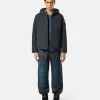 Veste matelassée à capuche avec poches anti-chute et à boutons-pression. Veste matelassée à capuche avec poches anti-chute et à boutons-pression.