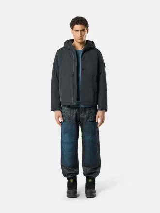 Veste matelassée à capuche avec poches anti-chute et à boutons-pression. Veste matelassée à capuche avec poches anti-chute et à boutons-pression.