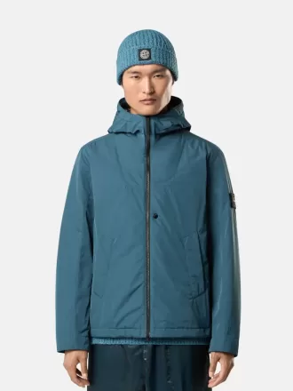 Veste matelassée à capuche avec poches anti-chute et à boutons-pression. Veste matelassée à capuche avec poches anti-chute et à boutons-pression.
