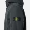 Veste matelassée à capuche avec poches anti-chute et à boutons-pression. Veste matelassée à capuche avec poches anti-chute et à boutons-pression.