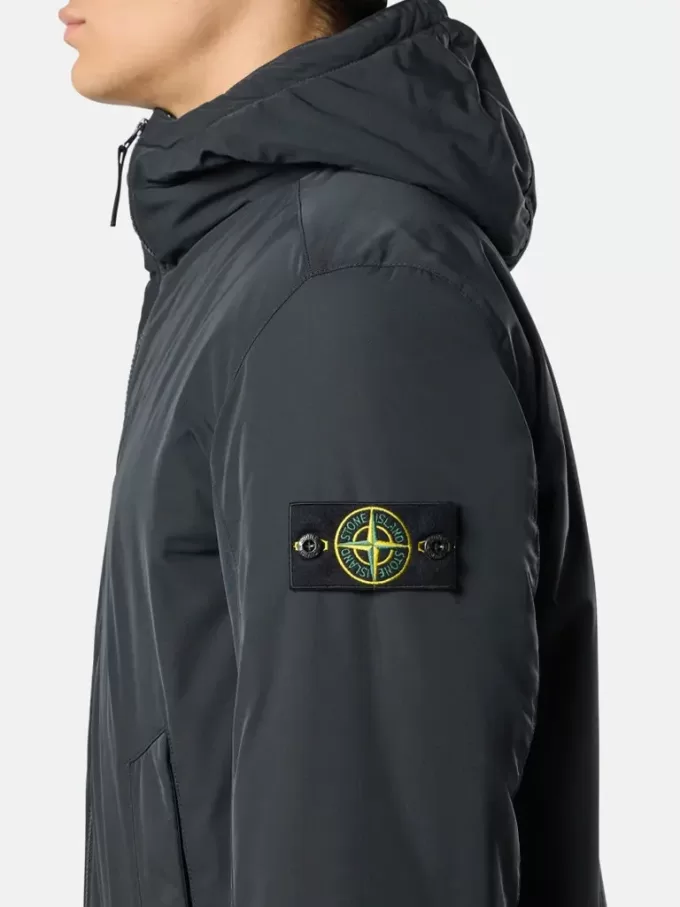 Veste matelassée à capuche avec poches anti-chute et à boutons-pression. Veste matelassée à capuche avec poches anti-chute et à boutons-pression.