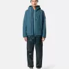 Veste matelassée à capuche avec poches anti-chute et à boutons-pression. Veste matelassée à capuche avec poches anti-chute et à boutons-pression.