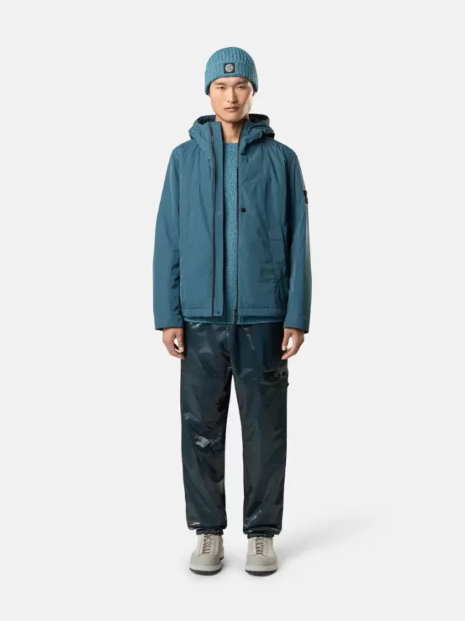 Veste matelassée à capuche avec poches anti-chute et à boutons-pression. Veste matelassée à capuche avec poches anti-chute et à boutons-pression.