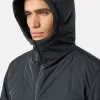 Veste matelassée à capuche avec poches anti-chute et à boutons-pression. Veste matelassée à capuche avec poches anti-chute et à boutons-pression.