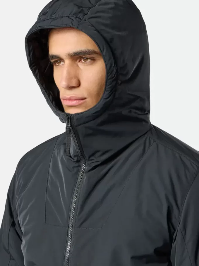 Veste matelassée à capuche avec poches anti-chute et à boutons-pression. Veste matelassée à capuche avec poches anti-chute et à boutons-pression.