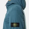 Veste matelassée à capuche avec poches anti-chute et à boutons-pression. Veste matelassée à capuche avec poches anti-chute et à boutons-pression.
