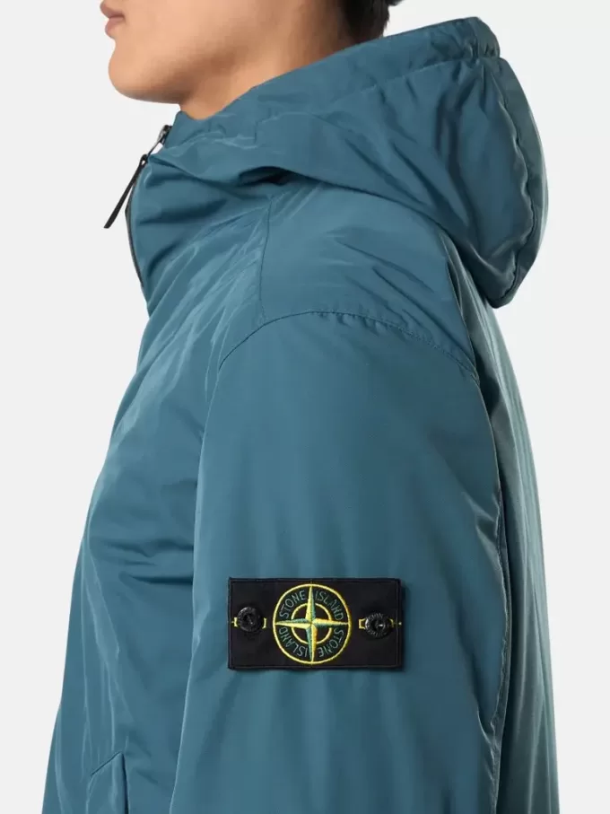 Veste matelassée à capuche avec poches anti-chute et à boutons-pression. Veste matelassée à capuche avec poches anti-chute et à boutons-pression.