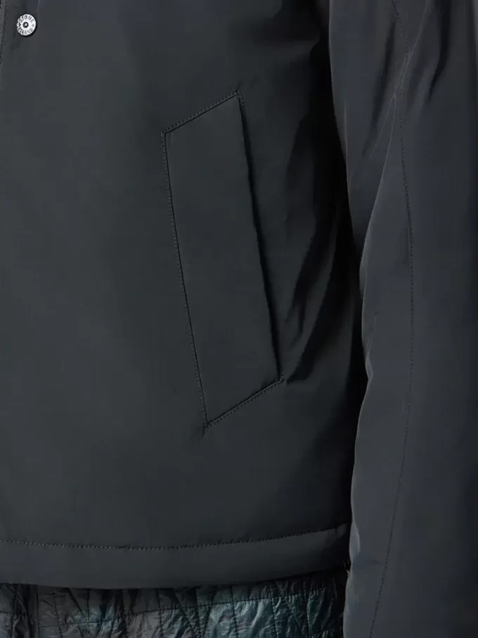 Veste matelassée à capuche avec poches anti-chute et à boutons-pression. Veste matelassée à capuche avec poches anti-chute et à boutons-pression.