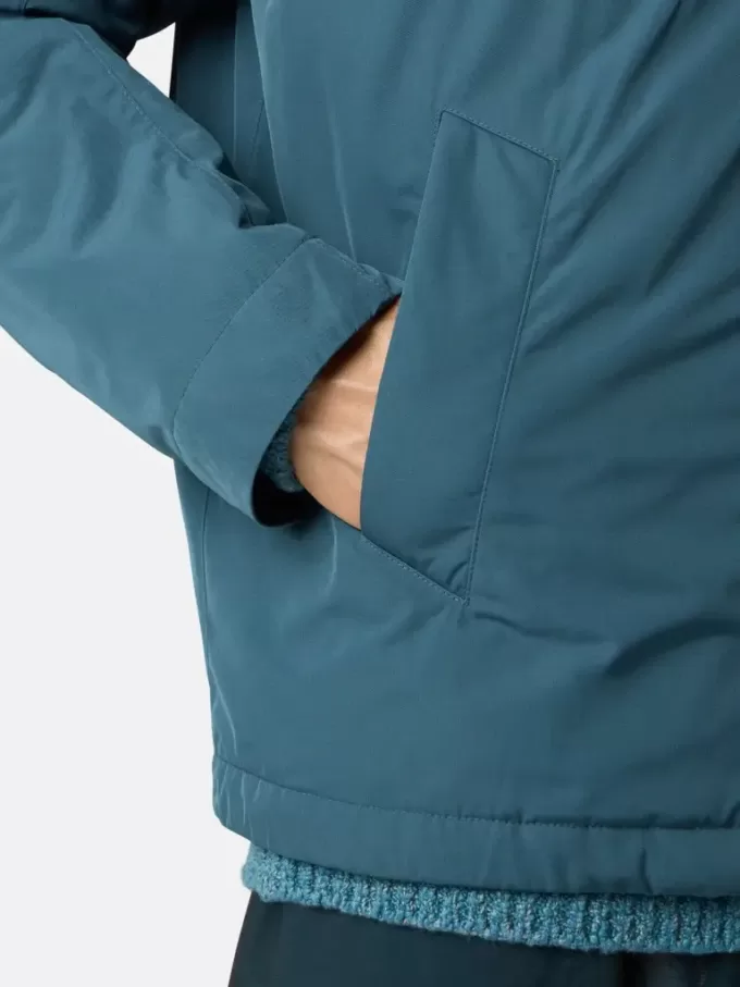 Veste matelassée à capuche avec poches anti-chute et à boutons-pression. Veste matelassée à capuche avec poches anti-chute et à boutons-pression.
